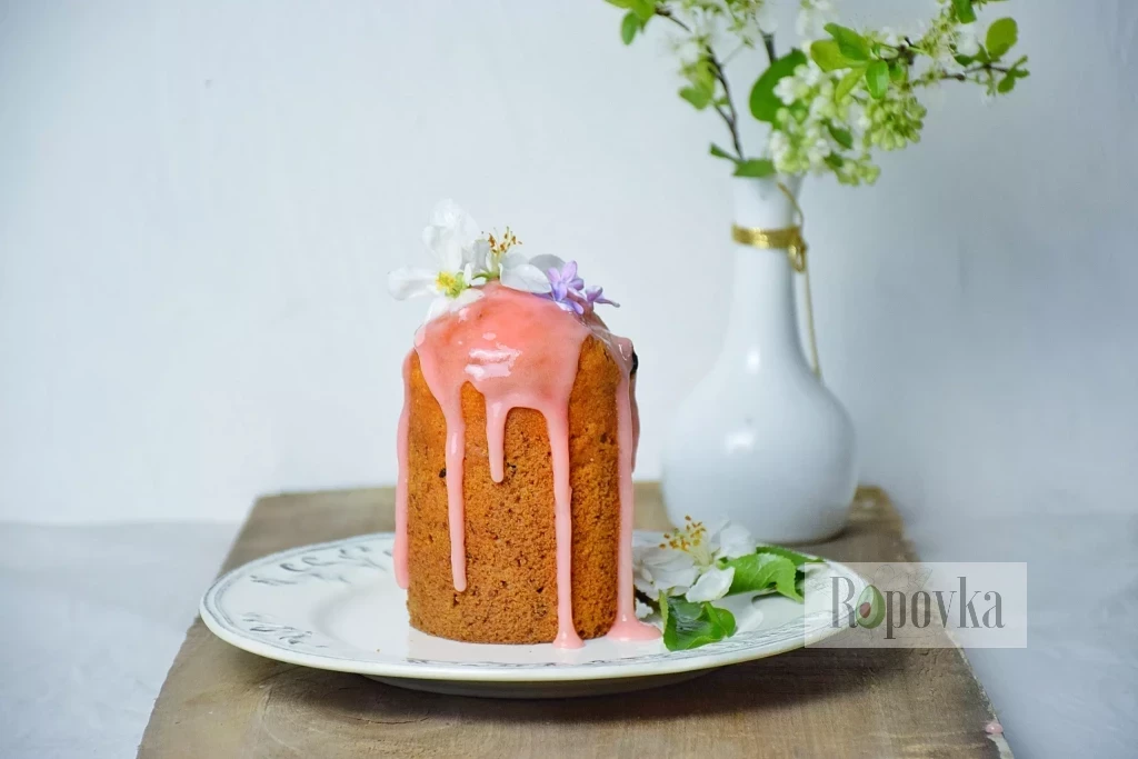 Easter Cake Russian And Ukrainian Traditional Kulich Paska Easter Bread  Happy Easter Kulich Cake Symbol Of Traditional Russian Orthodox Easter  Stock Photo - Download Image Now - iStock