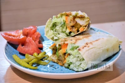 Салат шаурма на тарелке: рецепт шавермы без лаваша с фото, слоями, с курицей, корейской морковкой